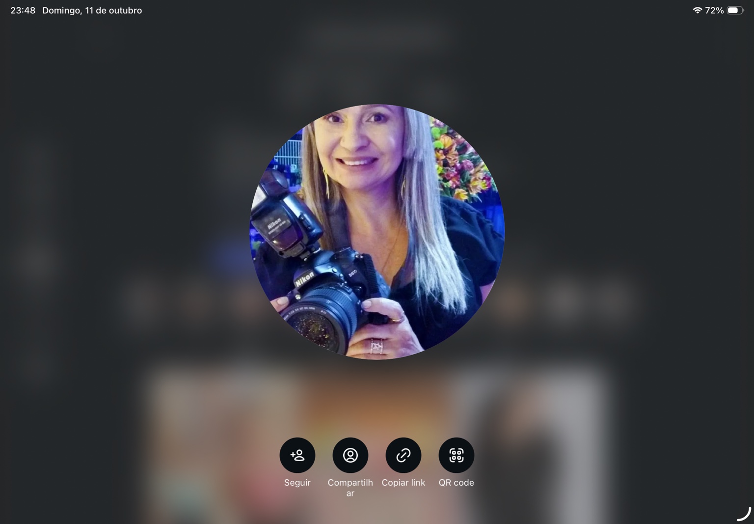 Fotografia de referência de Renata com câmera fotográfica